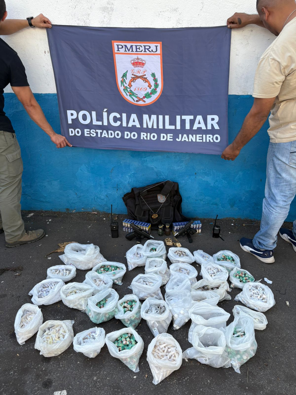 24º BPM prende sete criminosos e apreende armas, munições e drogas na Comunidade do Carvão em Itaguaí